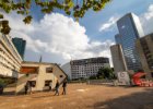 La Défense  I tohle je součást výstavy "Les Extatiques", konkrétně je to "La Maison Couchée" od Jean-François Fourtou. : La Defense, Paříž 2021, architektura