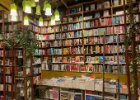 Shakespeare and Company  Proslulé dvoupatrové nezávislé knihkupectví z roku 1951 s novými i použitými knihami v bohémském prostředí. : Paříž 2021, kniha, knihovna, předmět, předměty